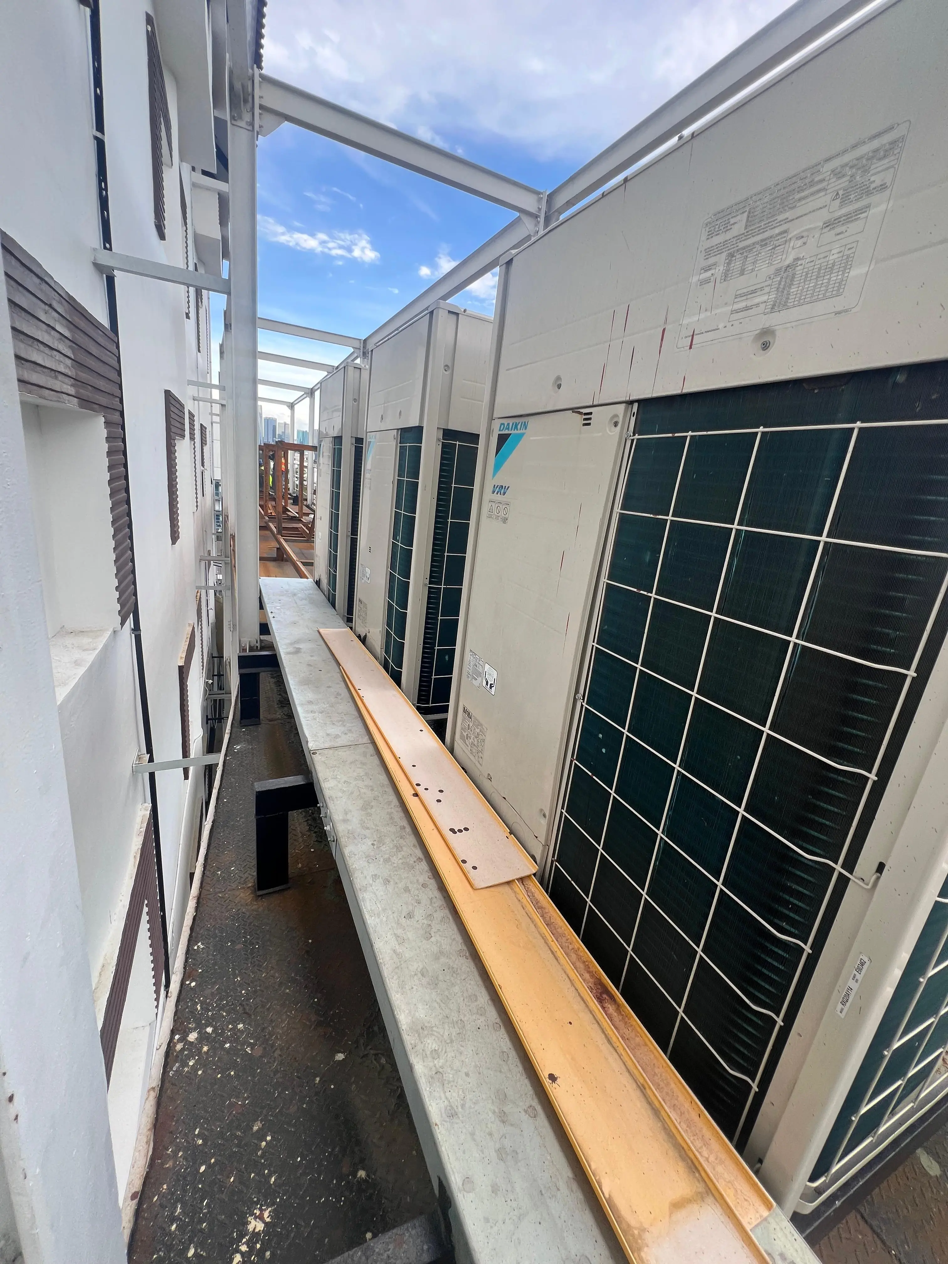 AC ducted system untuk ruang komersial