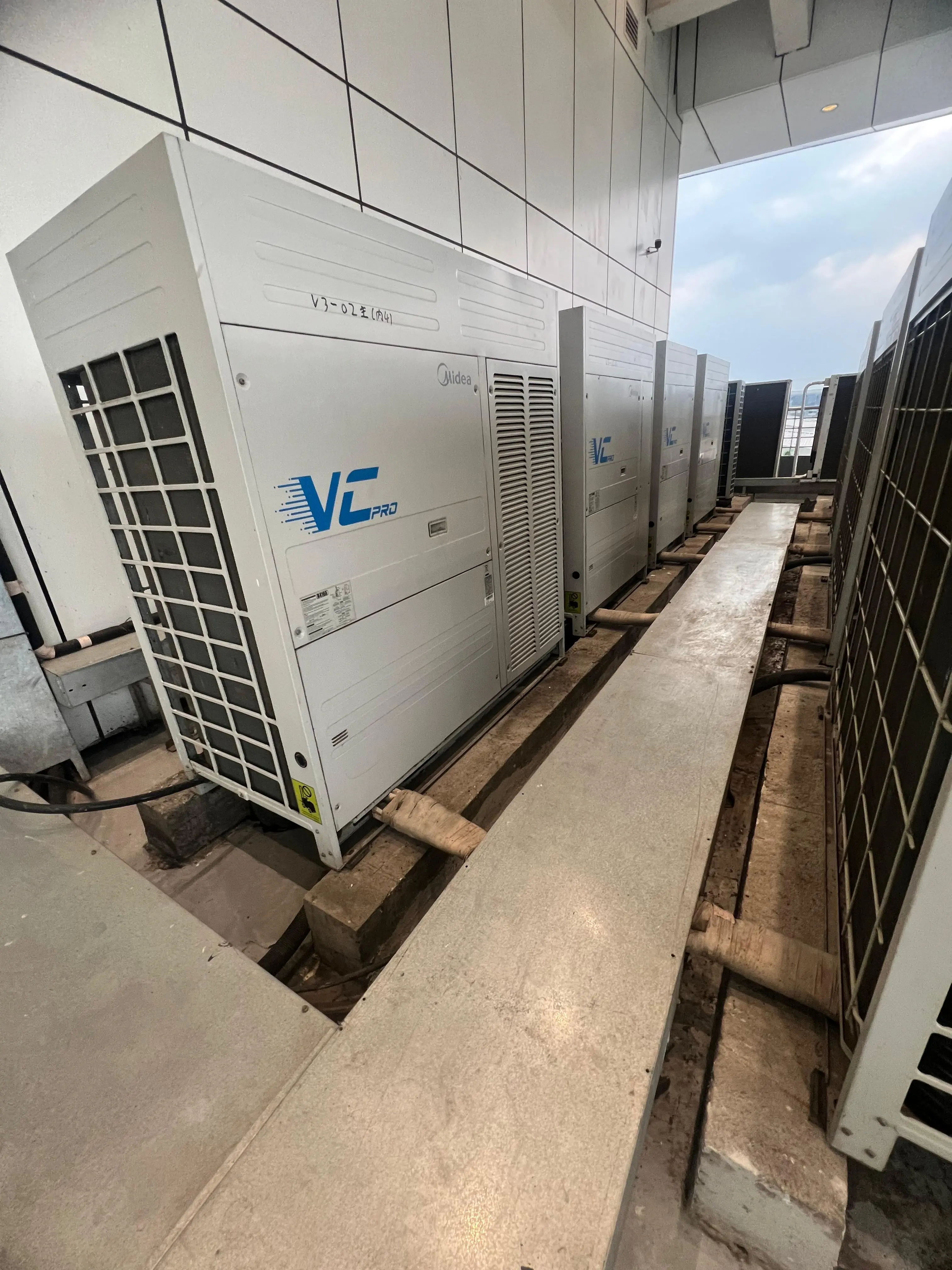 Instalasi pipa refrigerant VRF